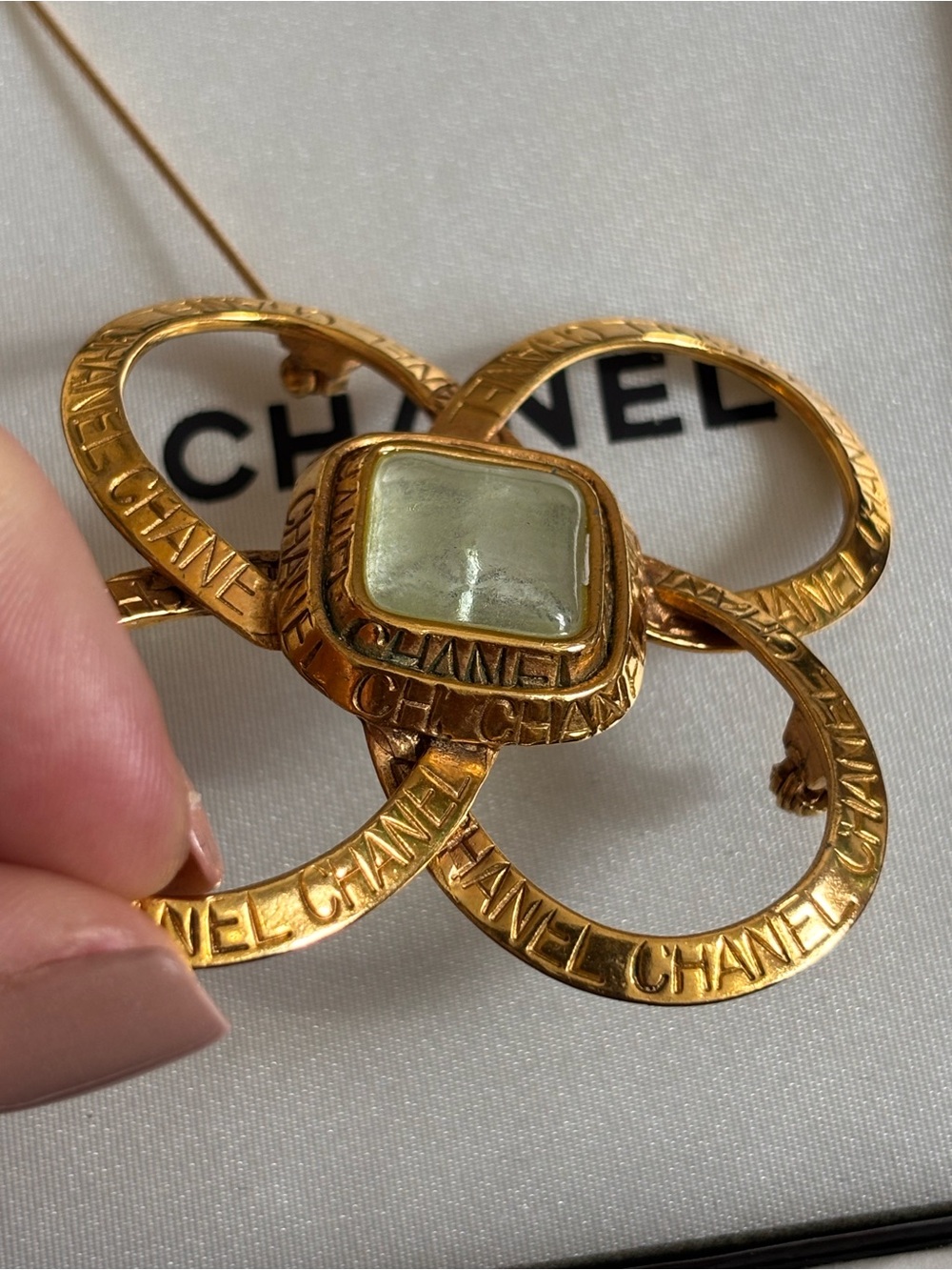 Authentic CHANEL 1996 Gripoix stone gold plated brooch - Picture 6 of 11